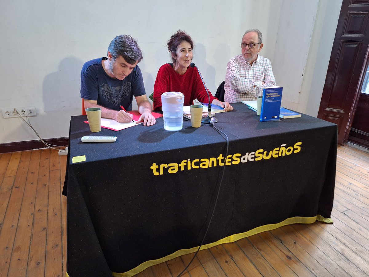 Libros Catarata (@cataratalibros) on Twitter photo Ahora, en <a href="/traficantes2010/">Traficantes de Sueños</a> se está presentando 'Capitalismo y personalidad', con Amparo Serrano Pascual, Carlos J. Fernández Rodríguez, Luis Enrique Alonso y Esteban Sánchez <a href="/EstsanchezUCM/">Esteban Sánchez Moreno</a> Ahora, en <a href="/traficantes2010/">Traficantes de Sueños</a> se está presentando 'Capitalismo y personalidad', con Amparo Serrano Pascual, Carlos J. Fernández Rodríguez, Luis Enrique Alonso y Esteban Sánchez <a href="/EstsanchezUCM/">Esteban Sánchez Moreno</a>