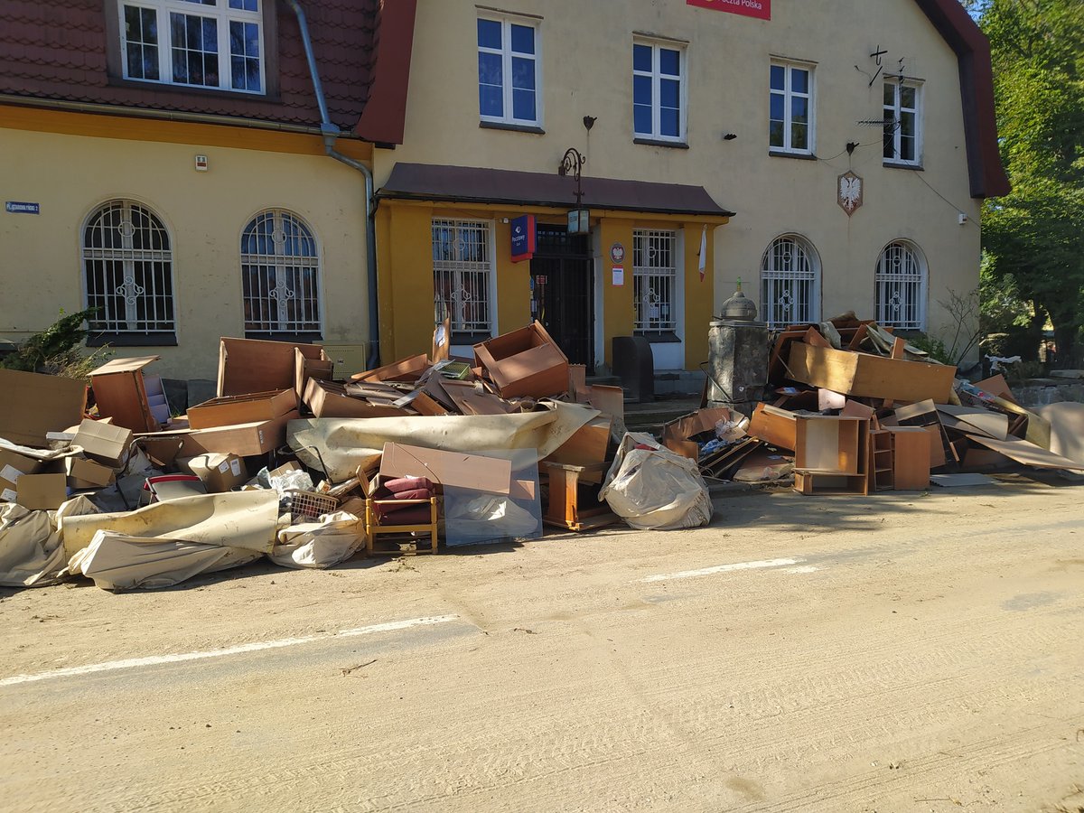 ZbyszkoZRybnika's tweet image. Panie @MikoszSebastian, prezesie @PocztaPolska wprost nie wiem jak panu gratulować. Tak się buduje wizerunek firmy!
Gratu kurwa lejszyn!
#powódź #LądekZdrój