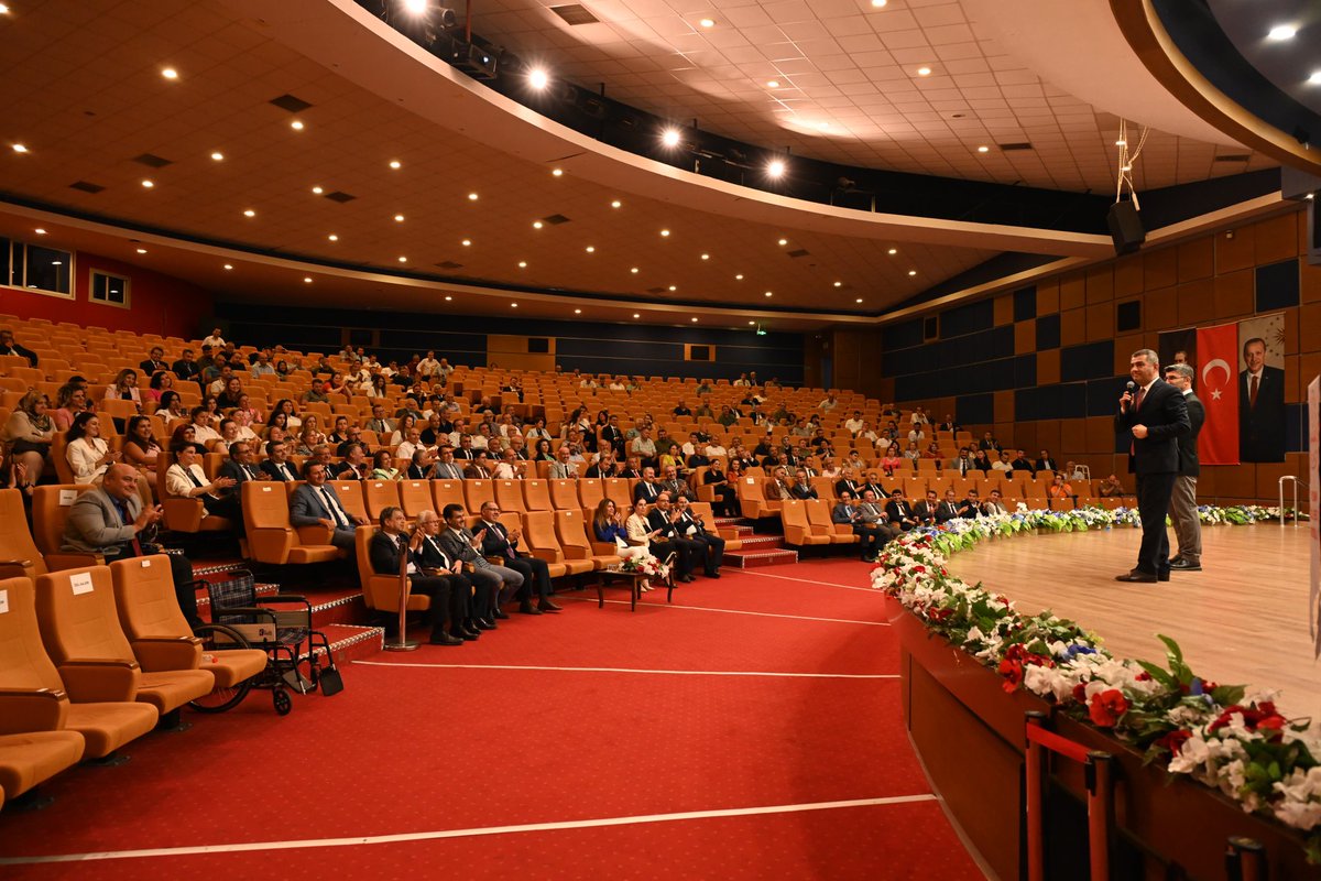 Müdürümüz <a href="/ekicis20/">Süleyman EKİCİ</a>, Türkiye Yüzyılı Maarif Modeli konferansına teşrif ve katkıları dolayısıyla Samsun 19 Mayıs Üniv.Öğrt.Üyesi Sn. Prof.Dr. Bayram ÖZER'e plaket takdim etti.

Müdür EKİCİ:"Sayın Hocamıza katılımı ve değerli sunumları için eğitim camiamız adına teşekkür ediyorum."