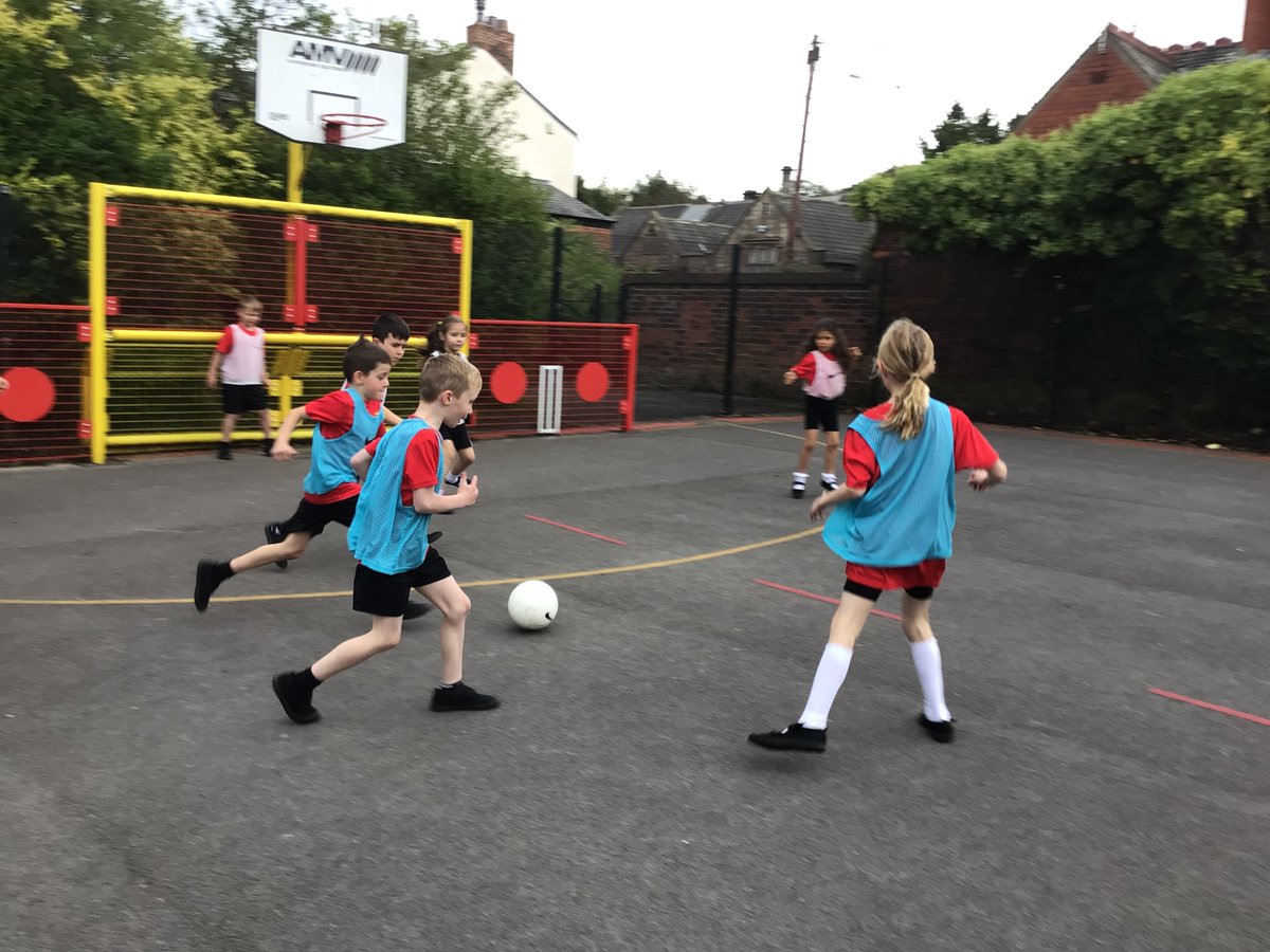 TigerClassWJS's tweet photo. We took part in a football and maths session this afternoon with @TheFDP2005! Thank you, we really enjoyed learning new skills! #PEWJS #MathsWJS #EnrichmentWJS https://t.co/YtP0jqnHsS