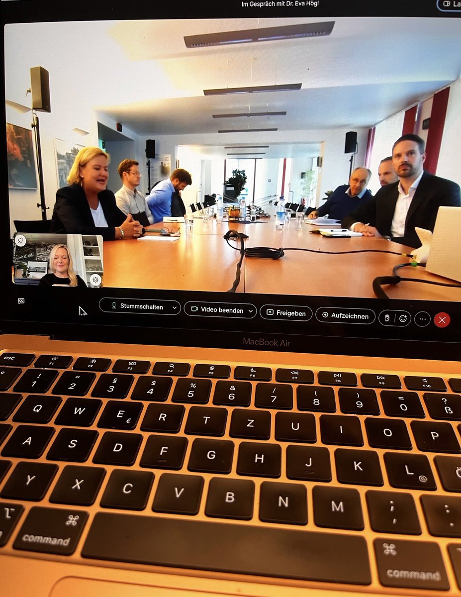 SPD Betriebsgruppe Bundeswehr (@spdbgbw) on Twitter photo Heute wieder ein toller Austausch mit der Wehrbrauftragten <a href="/EvaHoegl/">Dr. Eva Högl</a> zu Themen wie Personal, Material und Infrastruktur...
Auch mit fast 5 Jahren in ihrem Amt ist Sie leidenschaftlich für die Belange der Soldatinnen und Soldaten. Danke für Dein Engagement 🍀🤗 Heute wieder ein toller Austausch mit der Wehrbrauftragten <a href="/EvaHoegl/">Dr. Eva Högl</a> zu Themen wie Personal, Material und Infrastruktur...
Auch mit fast 5 Jahren in ihrem Amt ist Sie leidenschaftlich für die Belange der Soldatinnen und Soldaten. Danke für Dein Engagement 🍀🤗