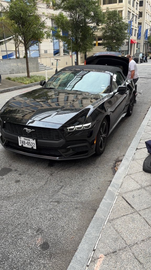 justinehaith's tweet photo. On way to Nashville #flydrive #mustang #usa 🇺🇸 https://t.co/SA6lv7I5TI