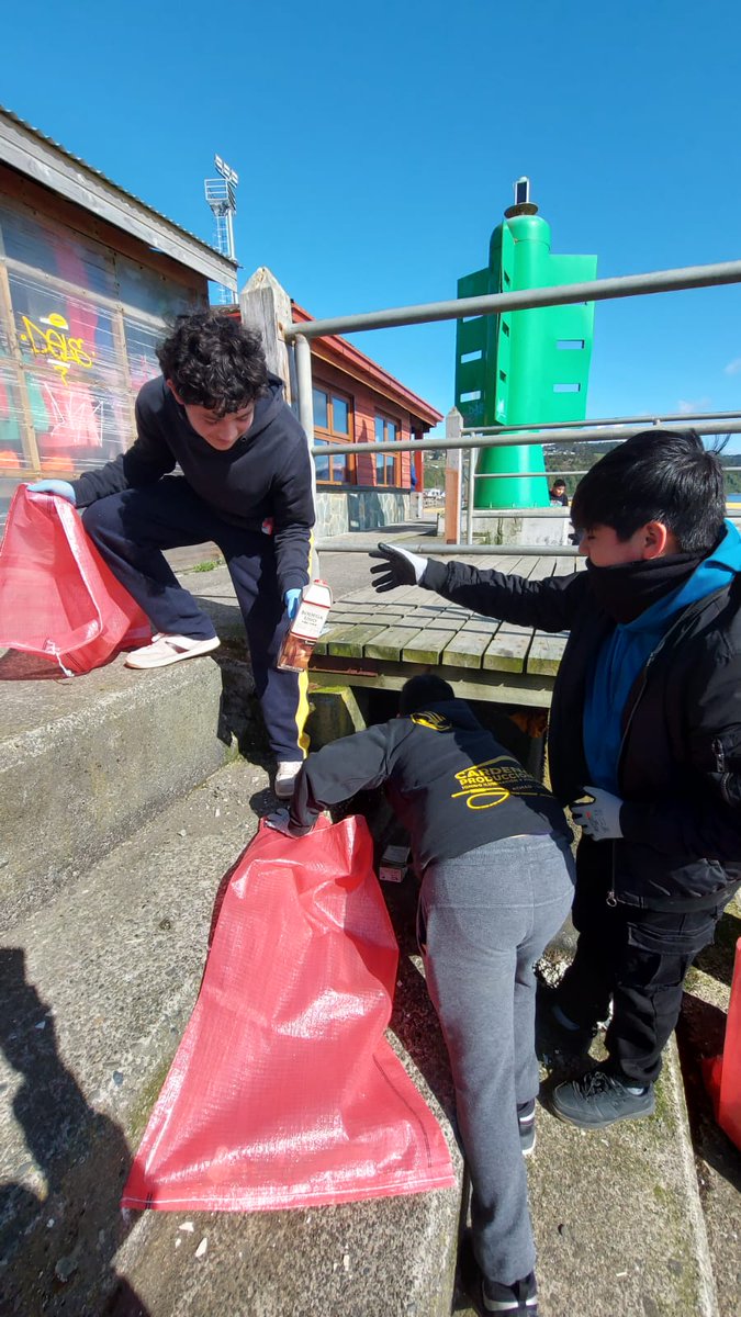 DGTM_Chile's tweet photo. En el marco del Día Internacional de #LimpiezaDePlayas, la Capitanía de Puerto de #Achao, en conjunto con @MuniQuinchao, alumnos del Liceo Insular y empresas locales, efectuaron @LimpiezaPlayas en la comuna de #Quinchao.

#AutoridadMarítima
@Armada_Chile https://t.co/xOszoTjZBI
