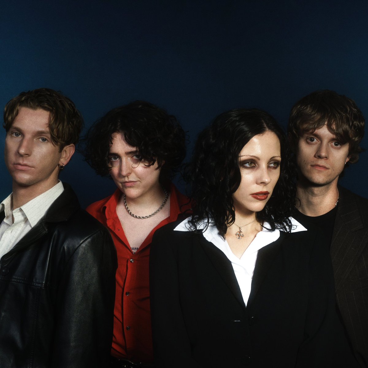 Kiss Me Again out now 🖤 2 days to go until Smitten palewaves.ffm.to/smitten