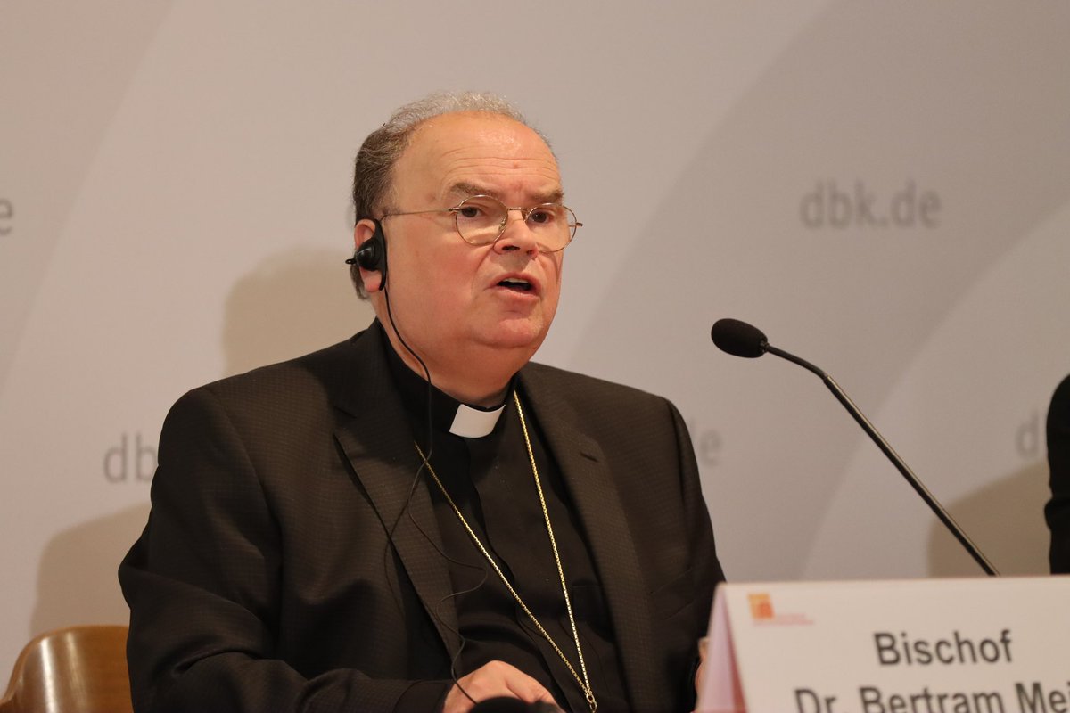 dbk_online's tweet photo. Bischof Dr. Bertram Meier, Vorsitzender der Kommission Weltkirche, erklärt zum heutigen Pressegespräch:

„In der aus dem Stegreif formulierten Antwort auf eine journalistische Frage habe ich bei der heutigen Pressekonferenz zur Lage im Nahen Osten mit Bezug auf Maßnahmen der israelischen Streitkräfte im Libanon von ‚Anklängen an terroristische Aktionen’ gesprochen. Hintergrund waren die kontroversen Diskussionen unter Völkerrechtlern und anderen Experten (wie dem ehemaligen US-Verteidigungsminister Leon Panetta), ob die technische Umrüstung von Pagern und Funkgeräten, die zu Todesfällen und Verletzungen unter Kämpfern der Hisbollah geführt haben, eine rechtlich und ethisch vertretbare militärische Aktivität darstelle. 

Meine Bemerkung war missverständlich, weil ich sie vor diesem Hintergrund nicht in der Breite erläutert habe. Das veranlasst mich, sie zurückzunehmen. 

Mir liegt daran, nicht den Eindruck aufkommen zu lassen, dass ich den Kampf der israelischen Armee gegen eine Organisation, die die Menschen im Norden Israels seit Monaten durch Raketenbeschuss gefährdet, verurteile. Das schließt nicht aus, dass über einzelne Maßnahmen gestritten werden darf und muss.“