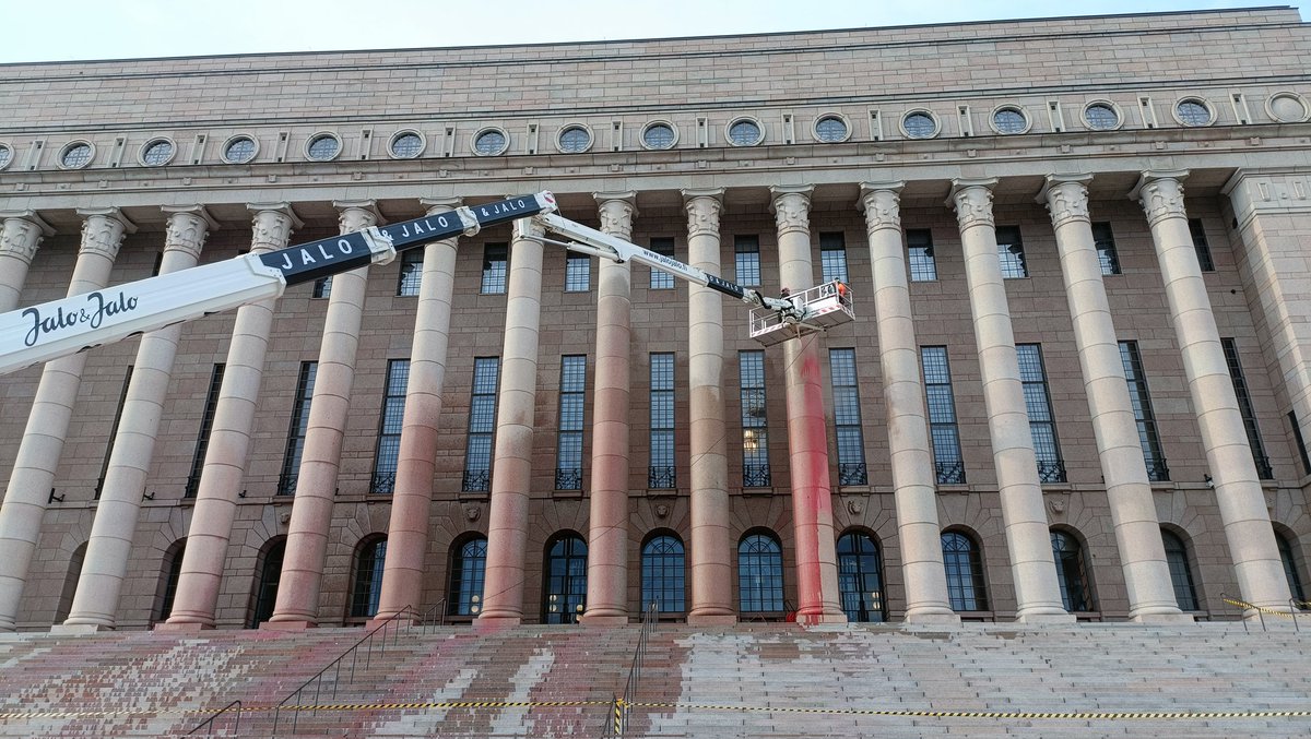Kävin kurkistamassa Eduskuntatalon siivousta turpeennostoon liittyvän mielenosoituksen jälkeen. Iso sotku. Mutta on sotku iso turpeennostossakin.