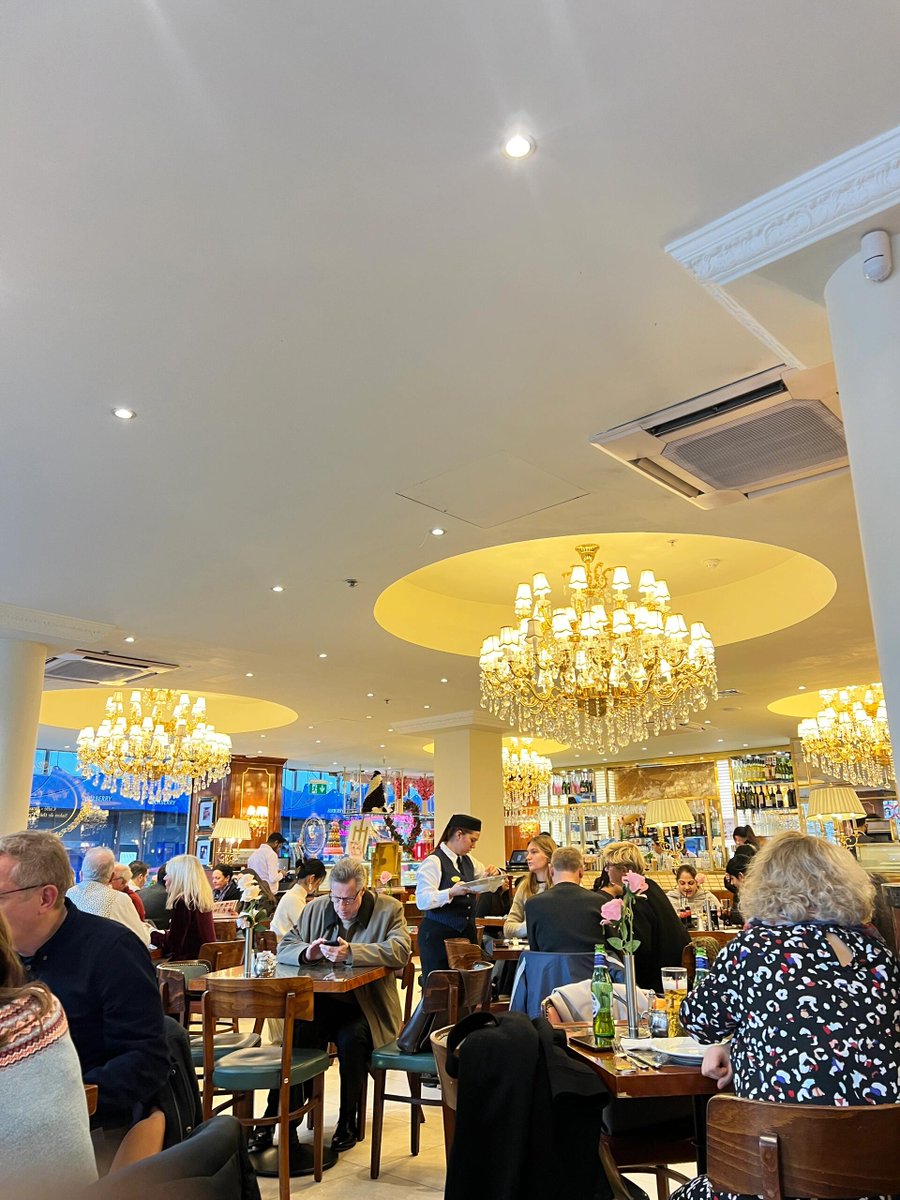 kiseffy's tweet image. "Lunch hour is the best hour of the day."🥰🥰🥰