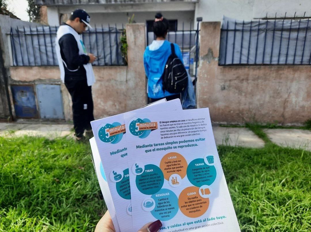 SaludBAP's tweet photo. Todos los días promotores sanitarios garantizan el acceso a la salud en los barrios de @BAProvincia con jornadas integrales, atención primaria, postas promo-preventivas y de vacunación, y recorridas casa por casa para concientizar sobre el dengue. 

¡#DerechoALaSalud en PBA! 🙌🏽 https://t.co/UqfSYkPmfz