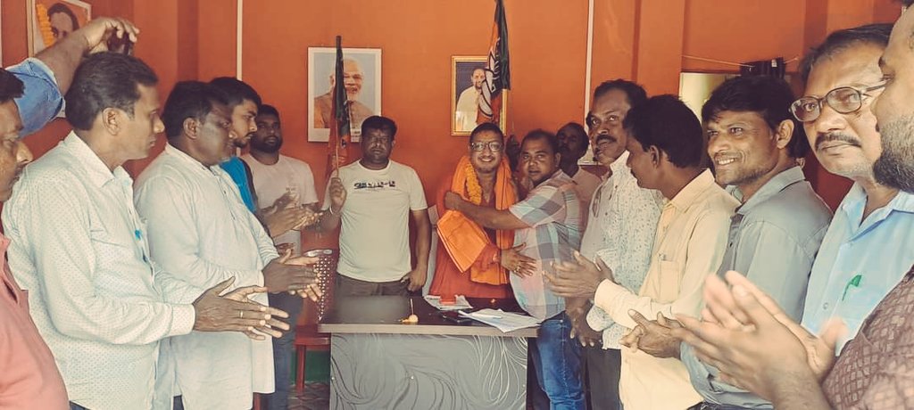 Rishisarangi1's tweet photo. भाजपा का दामन थामने के बाद चाकुलिया मंडल कार्यालय में मंडल पदाधिकारियों ने माला पहना कर स्वागत किया। इस सम्मान के लिए मंडल अध्यक्ष पार्थो महतो, मनोरंजन महतो, साधन मल्लिक, संजय दास सहित सभी पदाधिकारियों तथा उपस्थित भाजपा नेताओं का बहुत बहुत धन्यवाद एवं आभार।। 
@BJP4Jharkhand https://t.co/nOXOhOgI2u