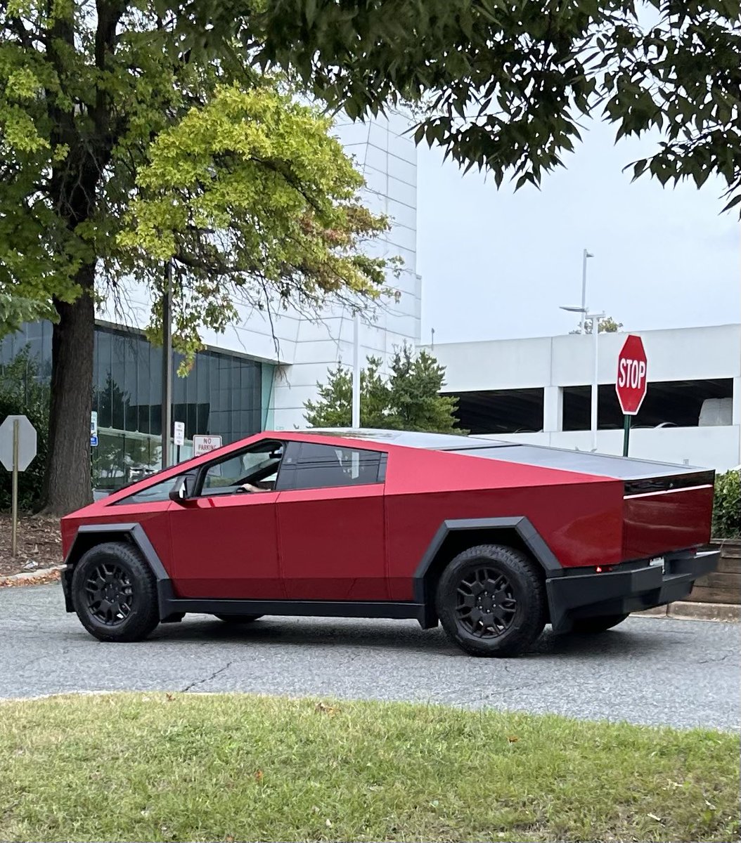 This color really catches my eye. I finally find the Cybertruck beautiful!#Cybertruck
