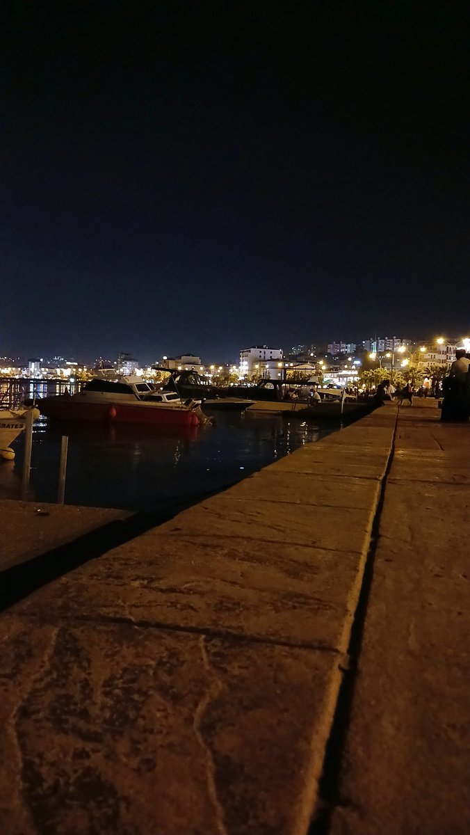 Bir çıldırış eşiği ki,
uykusuzluğu besledikçe kendini tetikliyor. 
Gece bundan haberdar, ısrarla sabahı bekletiyor.