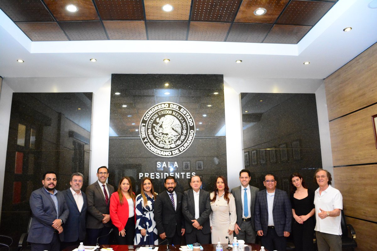 SugheyTorresR's tweet image. La cultura de la Paz es importante y se construye de la mano con la sociedad y gobiernos, por eso, creamos el canal de comunicación entre @ConsejoPazDgo y el @CongresoDurango.
Enhorabuena Presidenta @EmiGarMontiel y a mis compañeros Diputados por su voluntad y tiempo.