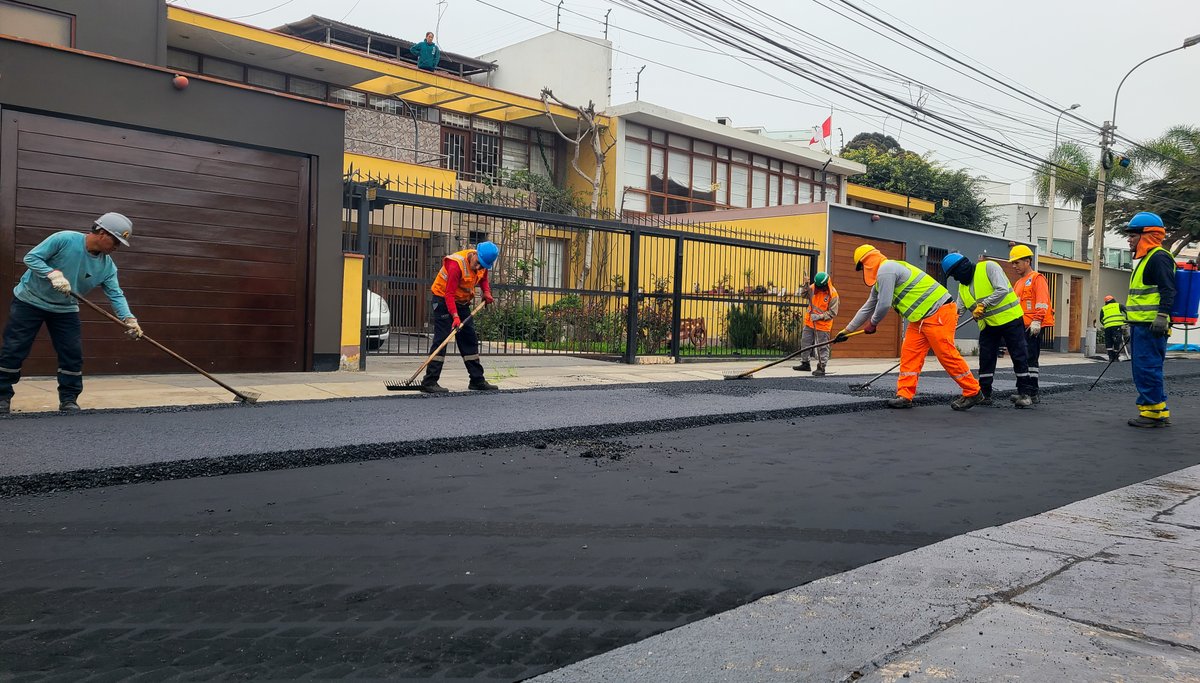 MuniMiraflores's tweet photo. #ManosALaObra
💚Nuestro personal de Obras Públicas continúa con los trabajos de mejoramiento del distrito. Esta vez colocamos malla geotextil en el sector 12 A y B🚗
Pronto, mejores espacios para nuestros vecinos ✨
#ObrasMiraflores #Miraflores #geotextil https://t.co/2yPQikcSu7