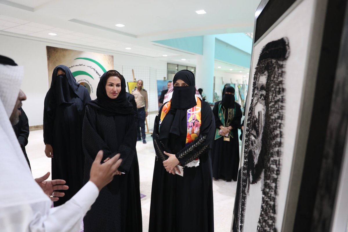 taibahu's tweet photo. احتفاءً بـ #اليوم_الوطني_السعودي_94 🇸🇦 وبحضور رئيسة #جامعة_طيبة د.نوال الرشيد

كلية التصاميم والفنون بالجامعة تنظم معرضًا فنيًا يعكس روح الوطن وإبداع أبنائه .. المعرض احتضن: 
أعمال تشكيلية
تصميمات رقمية
مجسمات ثلاثية الأبعاد
ومنسوجات جسّدت اعتزاز الطلبة بوطنهم الغالي

#نحلم_ونحقق https://t.co/Pks2PAtVlL