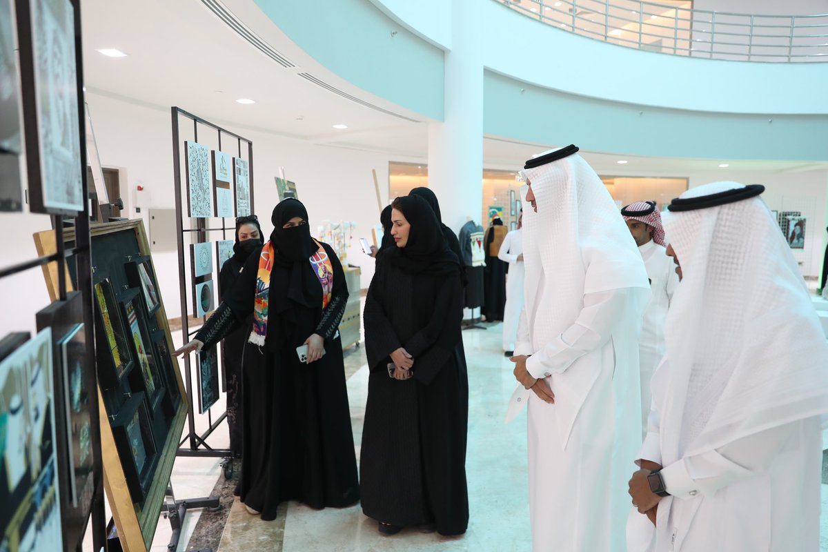 taibahu's tweet photo. احتفاءً بـ #اليوم_الوطني_السعودي_94 🇸🇦 وبحضور رئيسة #جامعة_طيبة د.نوال الرشيد

كلية التصاميم والفنون بالجامعة تنظم معرضًا فنيًا يعكس روح الوطن وإبداع أبنائه .. المعرض احتضن: 
أعمال تشكيلية
تصميمات رقمية
مجسمات ثلاثية الأبعاد
ومنسوجات جسّدت اعتزاز الطلبة بوطنهم الغالي

#نحلم_ونحقق https://t.co/Pks2PAtVlL