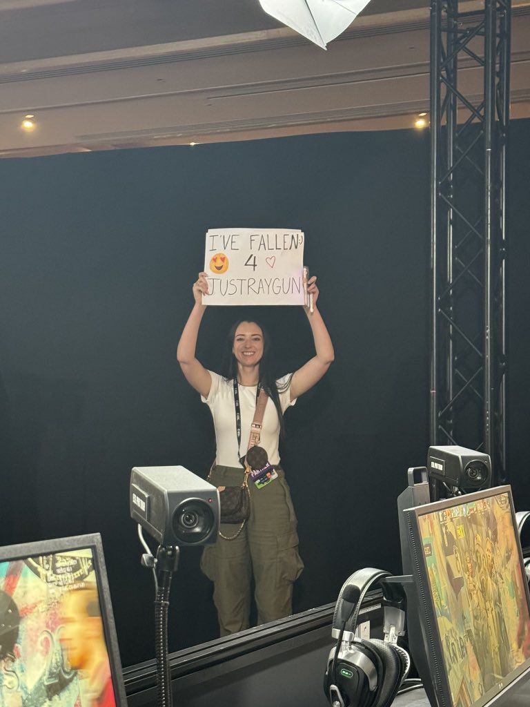 JustRaygun's tweet photo. I 💚 SXX
Honestly one of the coolest experiences I can imagine, thank you to everyone involved!
More posts to come but big shoutout to @AddisonmColeman @el_jack0 @MelaniaMylioti @leddyyy_ for being my biggest hype squad🫶🏻
#EPLXX #TeamFallen #DHLUltimate10 https://t.co/sugc2yifNE