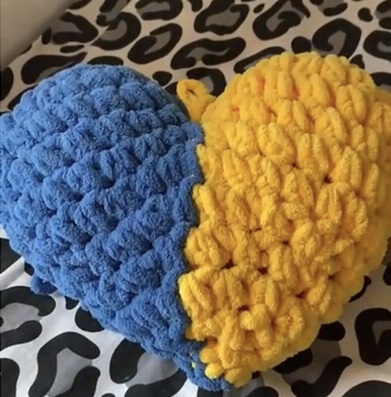 Sevgili Dostlar bugün size Fenerbahçe'li Hocam Bey olarak yazmıyorum. Bir öğretmen olarak yazıyorum. Yetim bir kız öğrencimin annesi el emeği ürünler satıyor. Kendisine ürünlerinden alarak destek olursanız çok sevinirim. Gerçekten ihtiyaç sahibi bir ailemiz. Hayata direnmeye