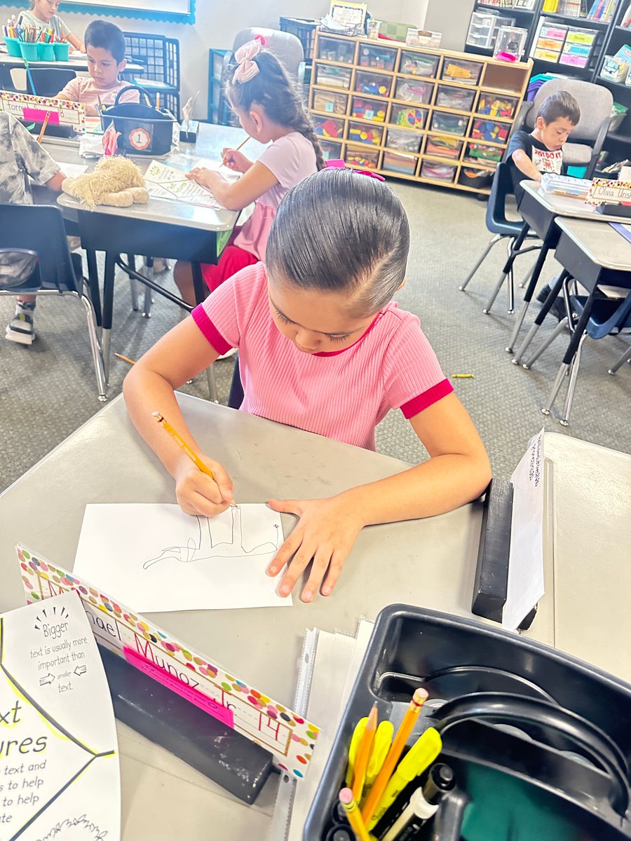 MPESMavericks's tweet image. Our first graders are hard at work learning about labels and how this text feature can help readers to understand the text! 🌟💚🌟#WeAreLearning #WeAreMavericks