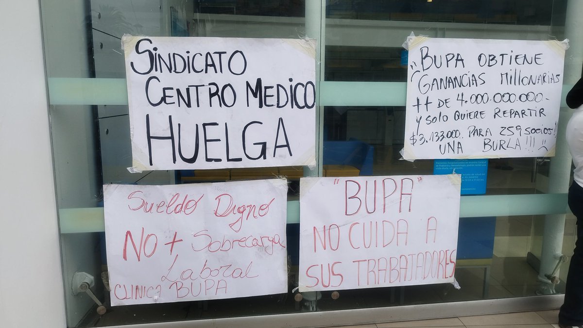 enyoecd's tweet photo. En Antofagasta, profesionales de la salud se movilizan frente a la Clínica Antofagasta (#Bupa) para demandar ajustes salariales y condiciones laborales dignas. #Antofagasta #SaludJusta #AjusteSalarialParaProfesionalesDeLaSalud https://t.co/wjDeOtpvll