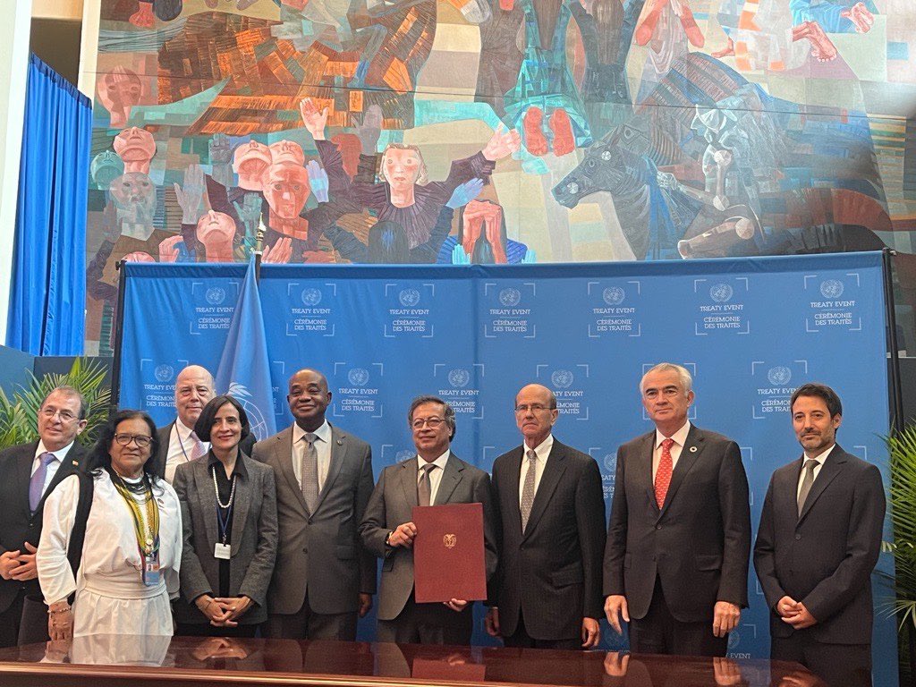 🚨 ¡Noticia histórica! En el marco de #UNGA79, el Presidente <a href="/petrogustavo/">Gustavo Petro</a> depositó el instrumento de ratificación del #AcuerdodeEscazú, convirtiendo a Colombia en el Estado Parte N°17. 🌍✨ (Abrimos hilo 🧵)