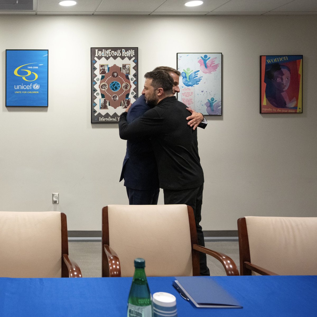 EmmanuelMacron's tweet photo. Nous sommes déterminés à travailler avec tous ceux qui cherchent sincèrement les moyens de parvenir à une paix juste et durable en Ukraine.

La France soutient le Plan de paix du Président Zelensky.

Les droits fondamentaux de l’Ukraine doivent être respectés. https://t.co/8eneunhPPf
