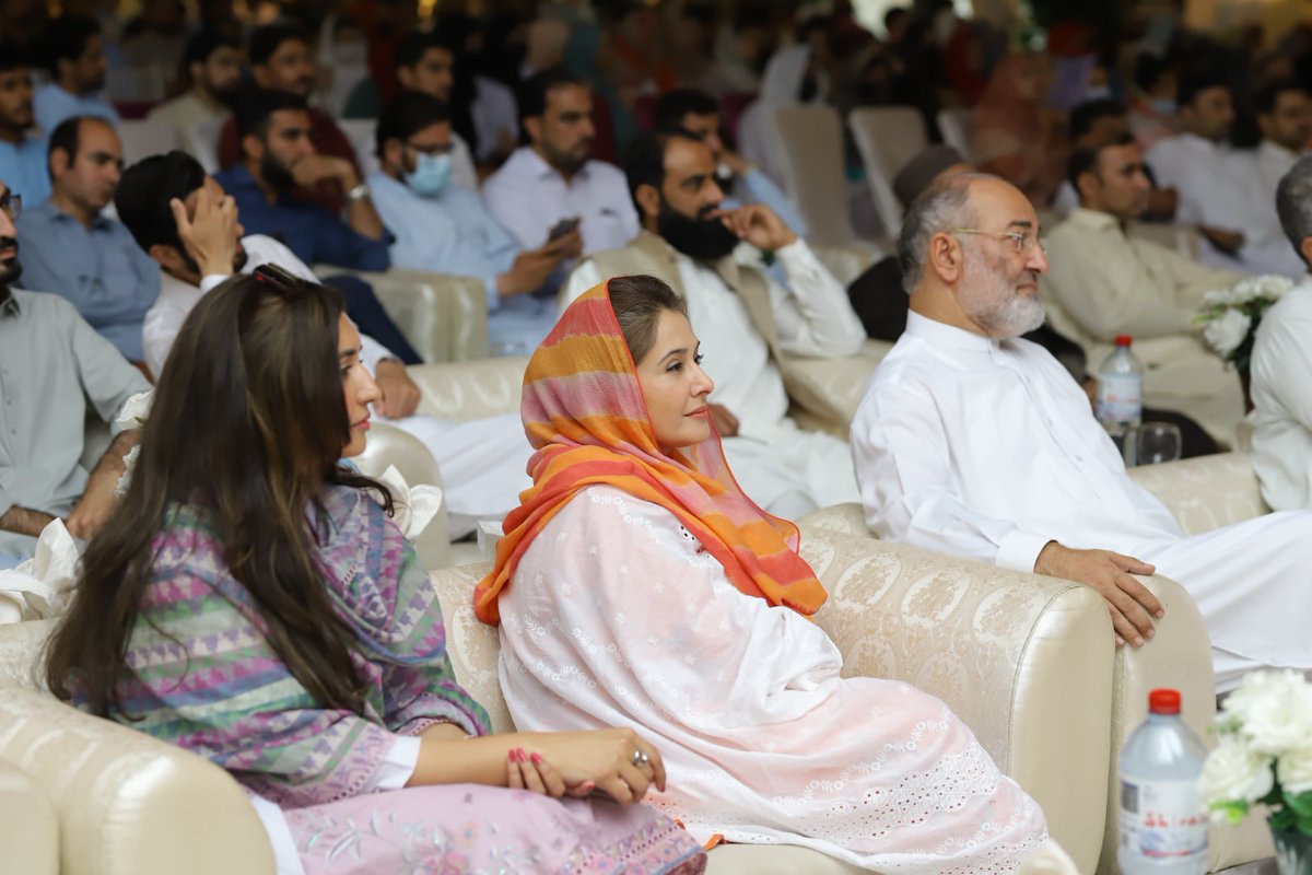 SenatorMushtaq's tweet photo. 25 ستمبر،عالمی یوم فارماسسٹ،
ینگ فارماسسٹ کمیونٹی پاکستان کے زیر انتظام عالمی یوم فارماسسٹ کی مرکزتقریب پشاور میں شرکت کی۔
ینگ  فارماسسٹ کمیونٹی کو خراج تحسین ،فارماسسٹ ھیلتھ کیئر ٹیم کا بنیادی اور اھم حصہ ھے جسکی عدم موجودگی سے ہیلتھ سسٹم نا مکمل اور غیر فعال رہتا ہے۔ 
 ادویات کی تیاری و ترسیل ،سٹوریج، معیاری ادویات کی پہچان، جعلی ادویات کی روک تھام، مریضوں کو صحیح مقدار میں مناسب دوا دینے کے ساتھ ساتھ مریضوں کو اسکے فوائد اور نقصانات سے آگاہ کرنے میں فارماسسٹ کا اک کلیدی کردار ہے 
فارماسسٹ کے عالمی دن کی مناسبت سےحکومت مطالبہ کرتا ہوں کہ فارمیسی سروس پالیسی کو ترجیہی بنیادوں پر منظور کرایا جائے۔اور سینیٹ آف پاکستان سے میرا پاس کردہ فارمیسی ترمیمی بل کو قومی اسمبلی سے فوری پاس کرایا جائے۔
حکومت کو فارماسسٹ کے مسائل ترجیحی بنیادوں پر حل کرنے کی ضرورت ہے تاکہ انکی مہارت سے اسفادہ حاصل کرکے عوام کو سستی اور معیاری ادویات کی فراھمی یقینی بنائی جاسکے۔