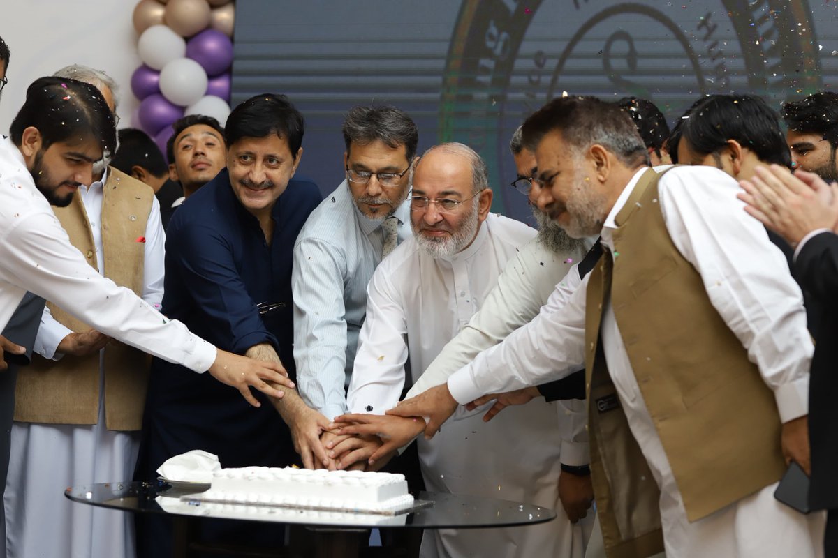 SenatorMushtaq's tweet photo. 25 ستمبر،عالمی یوم فارماسسٹ،
ینگ فارماسسٹ کمیونٹی پاکستان کے زیر انتظام عالمی یوم فارماسسٹ کی مرکزتقریب پشاور میں شرکت کی۔
ینگ  فارماسسٹ کمیونٹی کو خراج تحسین ،فارماسسٹ ھیلتھ کیئر ٹیم کا بنیادی اور اھم حصہ ھے جسکی عدم موجودگی سے ہیلتھ سسٹم نا مکمل اور غیر فعال رہتا ہے۔ 
 ادویات کی تیاری و ترسیل ،سٹوریج، معیاری ادویات کی پہچان، جعلی ادویات کی روک تھام، مریضوں کو صحیح مقدار میں مناسب دوا دینے کے ساتھ ساتھ مریضوں کو اسکے فوائد اور نقصانات سے آگاہ کرنے میں فارماسسٹ کا اک کلیدی کردار ہے 
فارماسسٹ کے عالمی دن کی مناسبت سےحکومت مطالبہ کرتا ہوں کہ فارمیسی سروس پالیسی کو ترجیہی بنیادوں پر منظور کرایا جائے۔اور سینیٹ آف پاکستان سے میرا پاس کردہ فارمیسی ترمیمی بل کو قومی اسمبلی سے فوری پاس کرایا جائے۔
حکومت کو فارماسسٹ کے مسائل ترجیحی بنیادوں پر حل کرنے کی ضرورت ہے تاکہ انکی مہارت سے اسفادہ حاصل کرکے عوام کو سستی اور معیاری ادویات کی فراھمی یقینی بنائی جاسکے۔