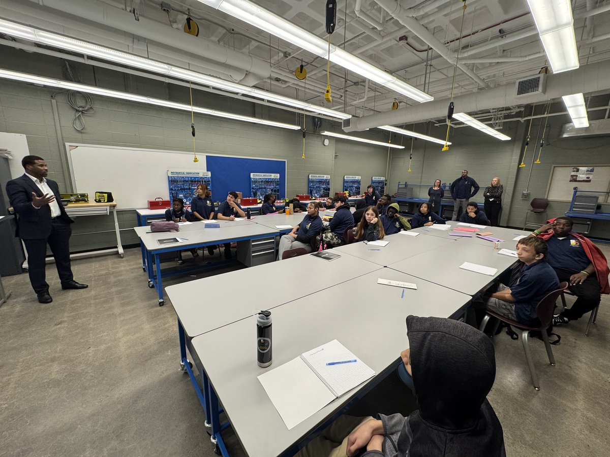 SyracuseSchools's tweet photo. Semiconductor Microchip Tech students @CorcoranCougars had the recent opportunity to hear from Dr. Abdul-Qadir @MicronTech during a recent Q &amp; A. Students gained insight on role microchips play in our everyday lives &amp; a little bit about microchip production. #CTE #SCSDSuccess https://t.co/EgNFAkI32i