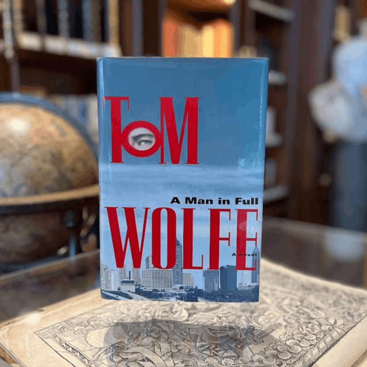 RaptisRareBooks's tweet image. Tom Wolfe's A Man in Full is a modern masterpiece, blending sharp social commentary and humor to explore wealth and power in America. This rare first edition is inscribed by Wolfe to media tycoon Felix Dennis.

#ModernMasterpiece #FirstEditionBooks #RareBooks #TomWolfe