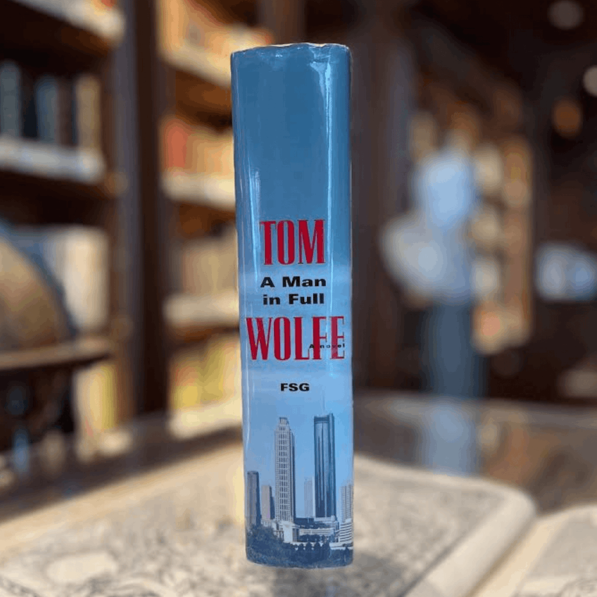 RaptisRareBooks's tweet image. Tom Wolfe's A Man in Full is a modern masterpiece, blending sharp social commentary and humor to explore wealth and power in America. This rare first edition is inscribed by Wolfe to media tycoon Felix Dennis.

#ModernMasterpiece #FirstEditionBooks #RareBooks #TomWolfe