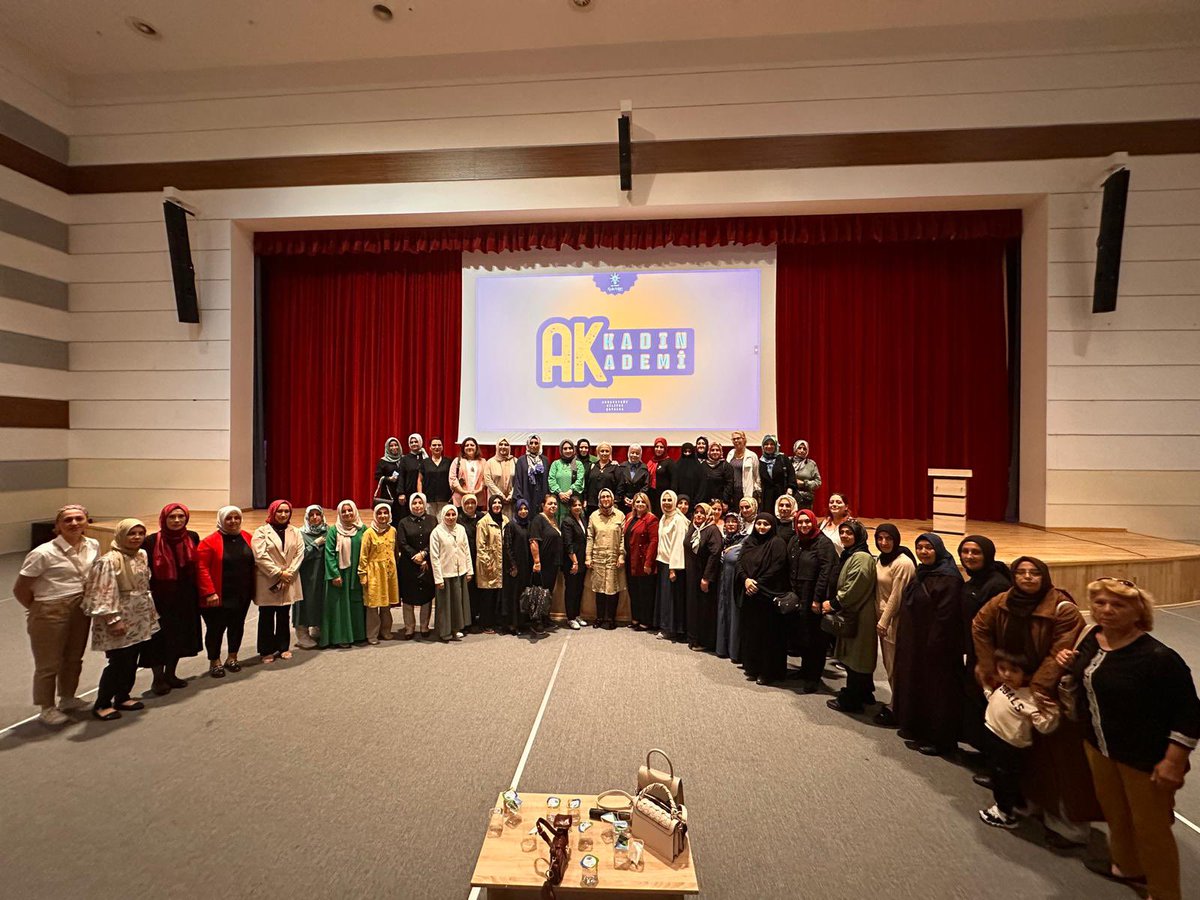 akkadinArnvtky's tweet photo. Daha güçlü toplumlar, bilgiyle güçlenen kadınlarla inşa edilecektir. Bu anlayışla, kadınlarımızın gelişimine katkı sunacak programlarımızı sürdürmeye devam edeceğiz.

📍 AK Kadın Akademi Arnavutköy Programı https://t.co/sJWJEsPSqQ