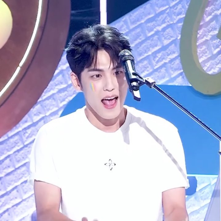 건반은 쳐야겟는데 마이덩이도 보고싶고 그래서 나온 뷰가 마이크랑 건반 사이 아이컨택이라는게 ㄴㅁ코여워서 죽어버릴래