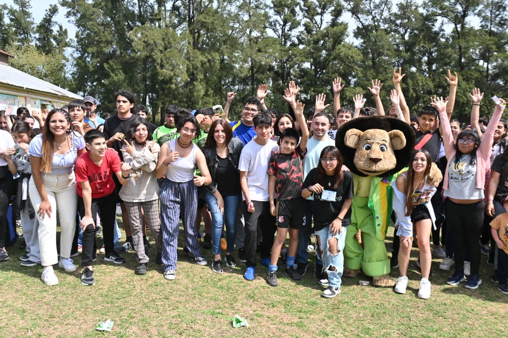 pulsoba's tweet photo. https://t.co/ficDAEaXJE
Los estudiantes recibieron la primavera en el Predio Municipal @munimalvinas 

“Vibras de primavera” fue la temática elegida para este año. El día se disfrutó con un Set Live de DJ’s, un Circuito de Obstáculos, Airsoft, deporte, feria gastronómica. https://t.co/LgeauzOZ96
