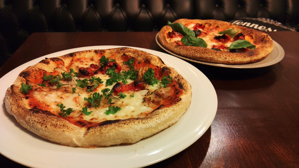 昨日の食事会で使わず余っちゃったピザ生地が酸っぱくなりそうだったので一気に2枚焼いた
ちょっとだけ余ったよだれ鶏入りとマルガリータ
今日一日ピザ祭り 