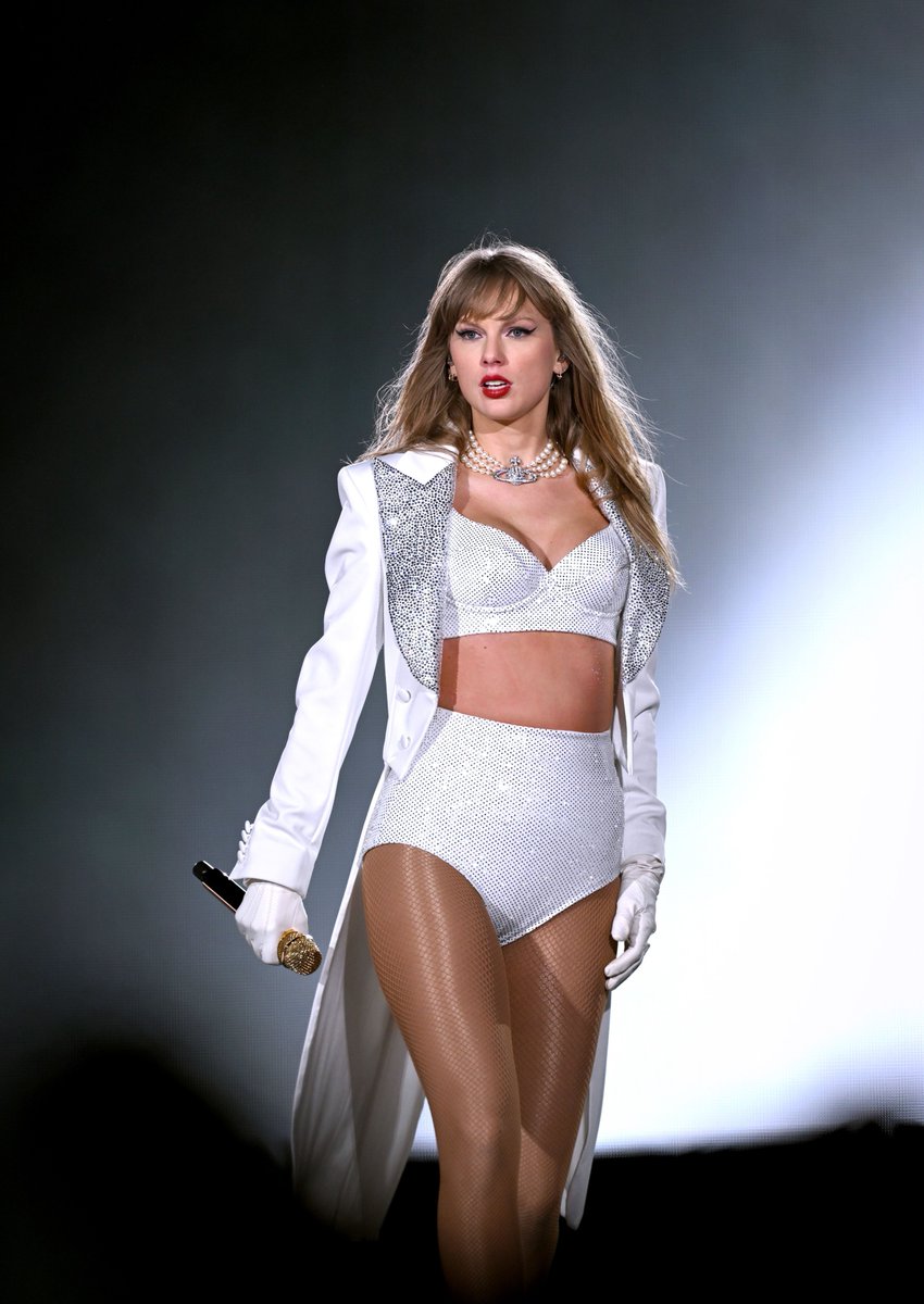 hourly taylor (@hourlyswift) on Twitter photo 