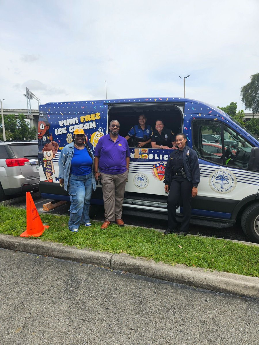 Drhomaticlyme's tweet photo. Today @BTW_SHS we hosted our first @womenoftomorrow meeting and our AMAZING mentor welcomed the young ladies to ice cream as an icebreaker! Grateful for the amazing community partnership @MiamiPD & @womenoftomorrow! #itshomecomingweek #teacherstudentswapday https://t.co/NYaUb5IWwH