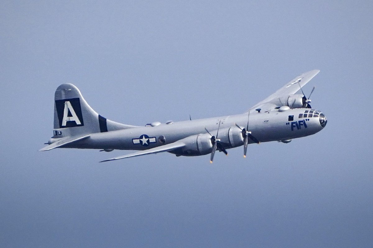 kiwibacon's tweet photo. Fifi, one of two B-29 bombers still flying, over Elliott Bay this morning on its way into Boeing Field. #seattle #kbfi #B29 https://t.co/Vb588HW5Y6