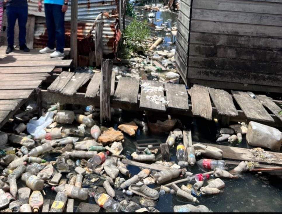 ImpactoHonduras's tweet photo. Emergencia por el brote de dengue y malaria en Roatán, Islas de la Bahía.

La población a nivel nacional aun no le da importancia a la gravedad de estas enfermedades por la acumulación de basura, recipientes con agua y solares montosos. https://t.co/iG28tq7qz6