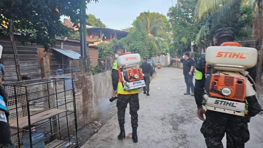 ImpactoHonduras's tweet photo. Emergencia por el brote de dengue y malaria en Roatán, Islas de la Bahía.

La población a nivel nacional aun no le da importancia a la gravedad de estas enfermedades por la acumulación de basura, recipientes con agua y solares montosos. https://t.co/iG28tq7qz6