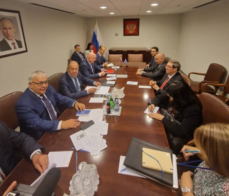 BrunoRguezP's tweet photo. Siempre es grato y productivo reunirme con el estimado amigo Serguéi Lavrov, Canciller de #Rusia.

Repasamos excelente estado de las relaciones bilaterales multifacéticas y los proyectos de cooperación conjuntos.

Agradecí apoyo y solidaridad de Gobierno y pueblo rusos con #Cuba. https://t.co/TjhNSCYfYd