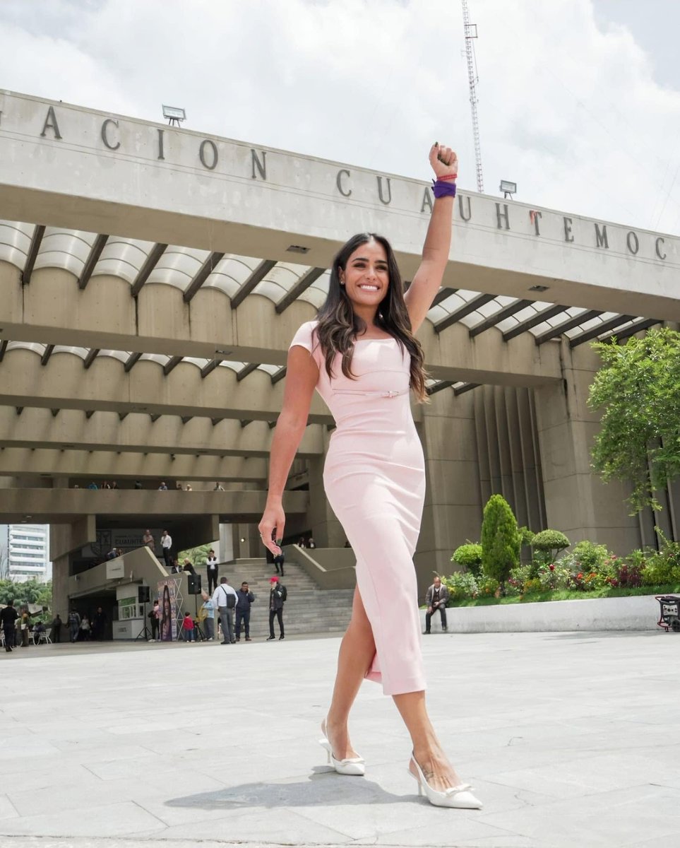 Por unanimidad de votos, la sala Superior del <a href="/TEPJF_informa/">Tribunal Electoral del PJF</a> confirmó el triunfo limpio que los vecinos de <a href="/AlcCuauhtemocMx/">Alcaldía Cuauhtémoc</a> le otorgaron a <a href="/AlessandraRdlv/">Alessandra Rojo de la Vega</a>. 

🎉¡Tendremos a una valiente ciudadana como alcaldesa! 

Felicidades por toda tu lucha y resistencia.