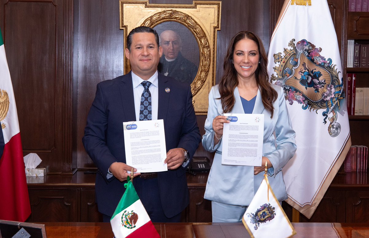 Diego Sinhue Rodríguez Vallejo (@diegosinhue) on Twitter photo Estoy muy contento de haber realizado la entrega-recepción a la primera Gobernadora del Estado de Guanajuato <a href="/LibiaDennise/">Libia Dennise</a>, una mujer comprometida con las familias guanajuatenses.
Le deseo éxito en esta importante, trascendente y privilegiada encomienda de servir a los Estoy muy contento de haber realizado la entrega-recepción a la primera Gobernadora del Estado de Guanajuato <a href="/LibiaDennise/">Libia Dennise</a>, una mujer comprometida con las familias guanajuatenses.
Le deseo éxito en esta importante, trascendente y privilegiada encomienda de servir a los