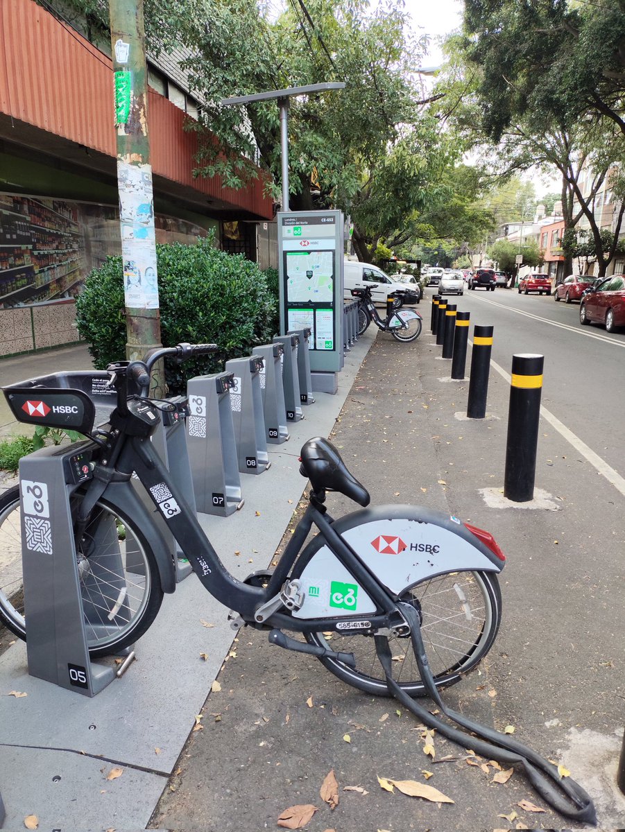 JaimeLeyvaV's tweet photo. Hola @ecobici, desde hace 3 semanas se encuentra en total abandono y deterioro está unidad, la estación Londres esquina con division del norte, no soy (aún) usuario del sistema, pero si ciclista, estoy seguro que much@s esperan puedan darle cariño a la unidad y regrese a ser util https://t.co/DQQtpv4pFm
