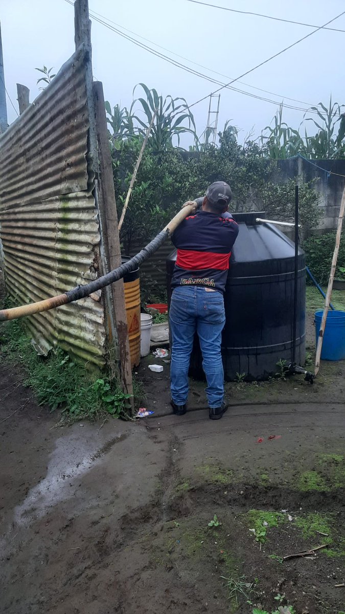 MUNIVCANALES's tweet photo. 💧Entrega de agua potable en Santa Elena Barillas con camiones cisterna reforzando así el compromiso con la comunidad y su bienestar.

¡Trabajamos de la mano con usted! 

#MuniVillaCanales
#Administración2024_2028 https://t.co/ljSgyhdfFu