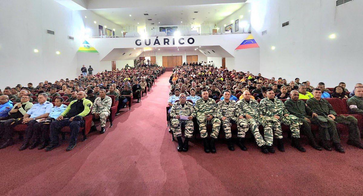 dhernandezlarez's tweet photo. De la #CRBV Artículo 328: La Fuerza Armada Nacional constituye una institución esencialmente profesional, sin militancia política, organizada por el Estado para garantizar la independencia y soberanía de la Nación y asegurar la integridad del espacio geográfico, mediante la defensa militar, la cooperación en el mantenimiento del orden interno y la participación activa en el desarrollo nacional, de acuerdo con esta Constitución y con la ley. En el cumplimiento de sus funciones, está al servicio exclusivo de la Nación y en ningún caso al de persona o parcialidad política alguna. Sus pilares fundamentales son la disciplina, la obediencia y la subordinación. La Fuerza Armada Nacional está integrada por el Ejército, la Armada, la Aviación y la Guardia Nacional, que funcionan de manera integral dentro del marco de su competencia para el cumplimiento de su misión, con un régimen de seguridad social integral propio, según lo establezca su respectiva ley orgánica.

#IntegrarEsVencer