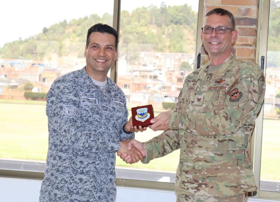 FuerzaAereaCol's tweet photo. Con el objetivo de fortalecer la educación y los convenios de cooperación, la Escuela de Suboficiales de la @FuerzaAereaCol recibió visita geoestratégica de La Inter-American Air Forces Academy (IAAFA).
➡️https://t.co/0VTRerrqMY
#SiempreFirmes
#ESUFA
#AdAstra🚀 https://t.co/4qRiE6HsFL
