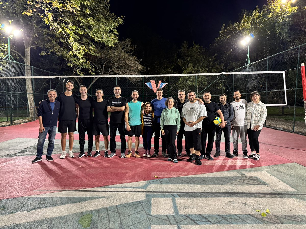 İlk voleybol buluşmamızı gerçekleştirdik! 😍

İki takım arasında oldukça çekişmeli geçen maç 4-4 berabere bitti. Son set bir sonraki buluşmada yapılacak ve galip belirlenecek. 🏐🚀❤️