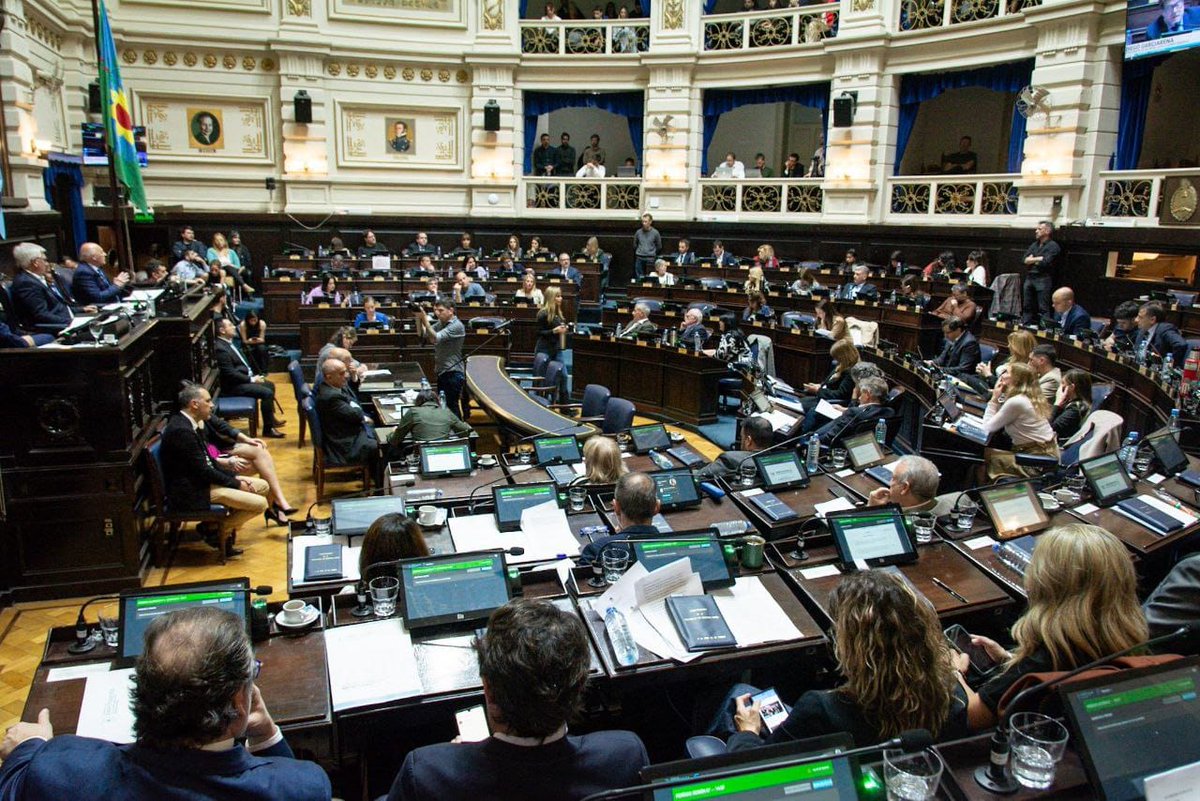 Hace minutos en la <a href="/HCDiputadosBA/">Diputados BA</a> dimos media sanción al proyecto de ley que crea el "Régimen Provincial de Inversiones Estratégicas". 
El mismo ingreso el 11 de septiembre, hoy logramos aprobarlo sobre tablas con 37 votos afirmativos del bloque <a href="/diputadosuxp_ba/">Diputados Unión por la Patria - PBA</a> .