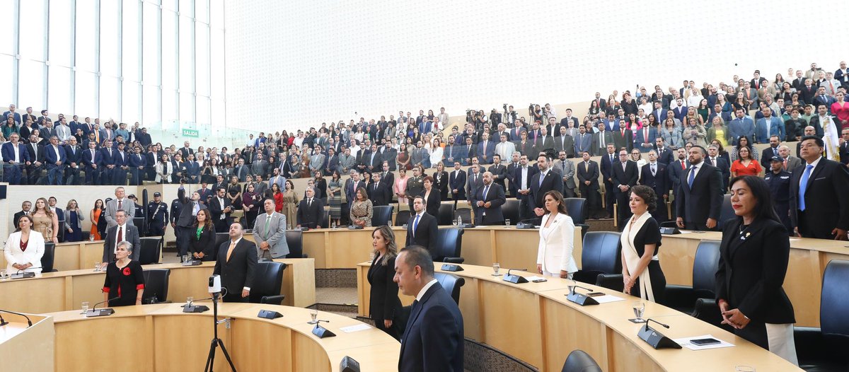 Diego Sinhue Rodríguez Vallejo (@diegosinhue) on Twitter photo Con la instalación de la LXVI Legislatura del <a href="/CongresoGto/">Congreso del Estado de Guanajuato</a> se renueva su vida pública y lo hace en un marco de legalidad e institucionalidad.
Este espacio representa a las diferentes fuerzas políticas, a fin de cumplir con las tres grandes funciones que tiene bajo su encomienda: Con la instalación de la LXVI Legislatura del <a href="/CongresoGto/">Congreso del Estado de Guanajuato</a> se renueva su vida pública y lo hace en un marco de legalidad e institucionalidad.
Este espacio representa a las diferentes fuerzas políticas, a fin de cumplir con las tres grandes funciones que tiene bajo su encomienda: