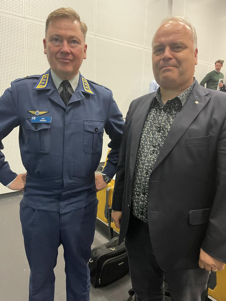 VesaSundqvist's tweet photo. Infot pääkaupunkiseudun reserviläisille jatkuivat tänään kovalla kattauksella. Tämä ilta oli kohdennettu reservin upseeristolle, ja tupa oli täynnä. Kyllä kelpasi 🇫🇮🫡👍. #pv #mpk #rul #hrup https://t.co/4UatgqCtdR